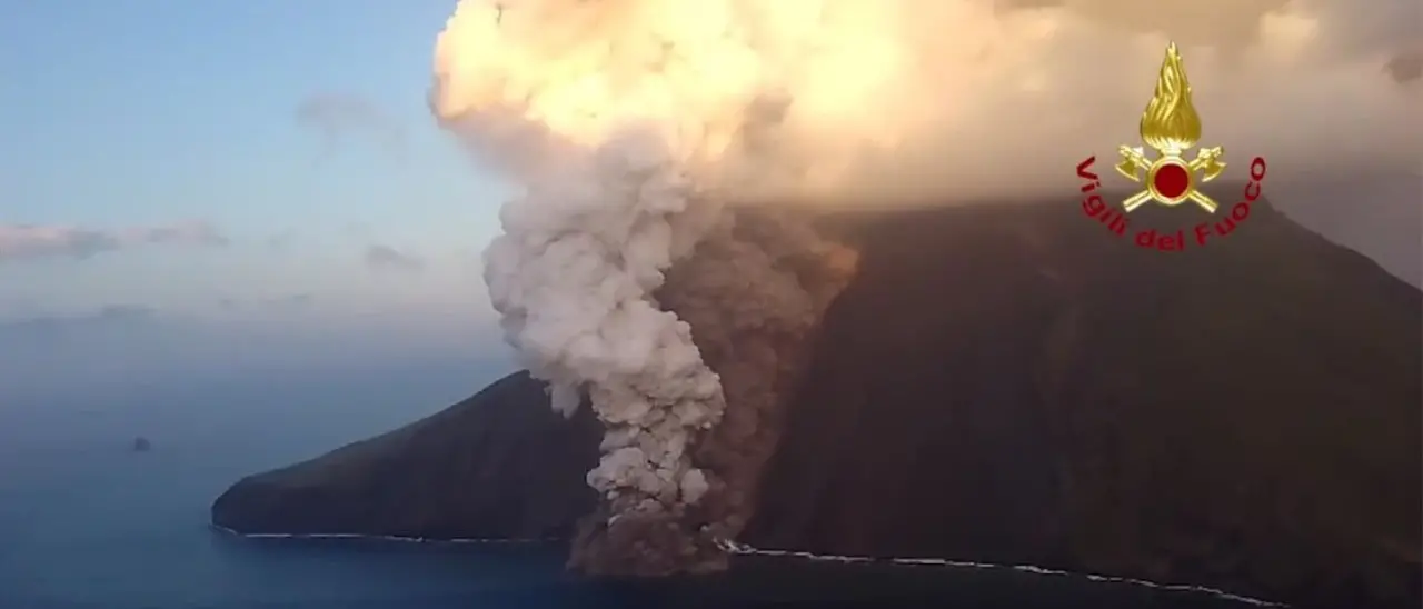 Nuova eruzione, lo Stromboli affascina e fa paura: dichiarata l’allerta rossa -VIDEO