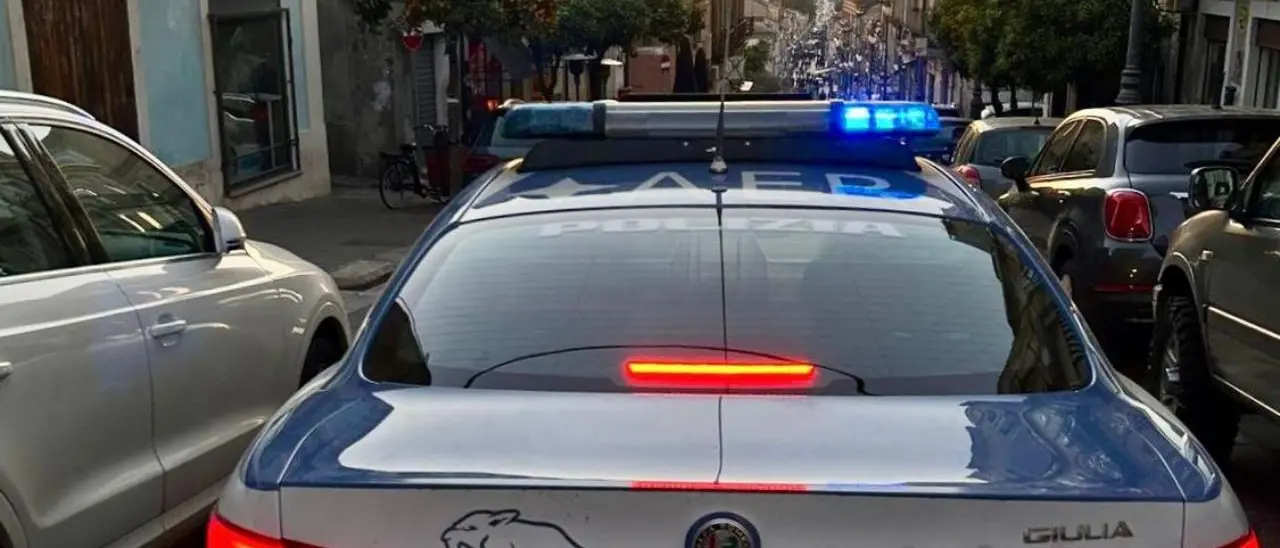 La fuga di un ladro di auto finisce contro un albero a Triparni: il mezzo era stato rubato nel Catanzarese