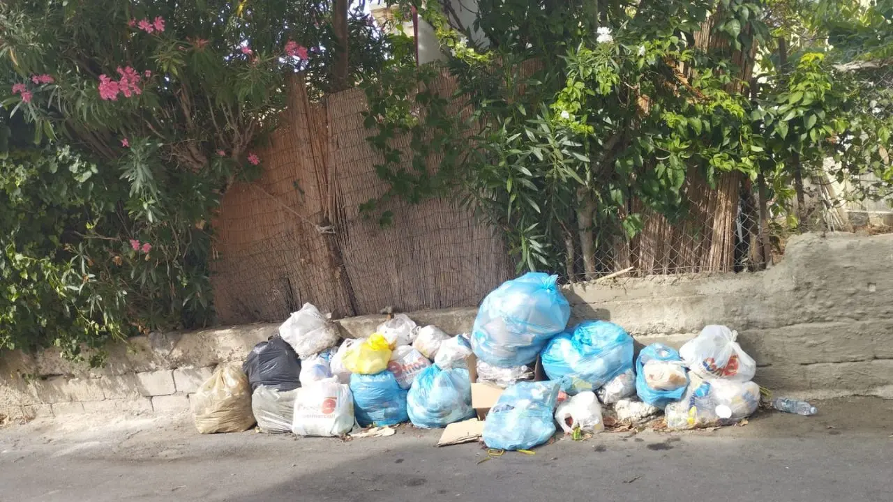 Rifiuti abbandonati in strada a Tropea, l'ex consigliere Piserà scrive ai commissari: «Intensificare i controlli»