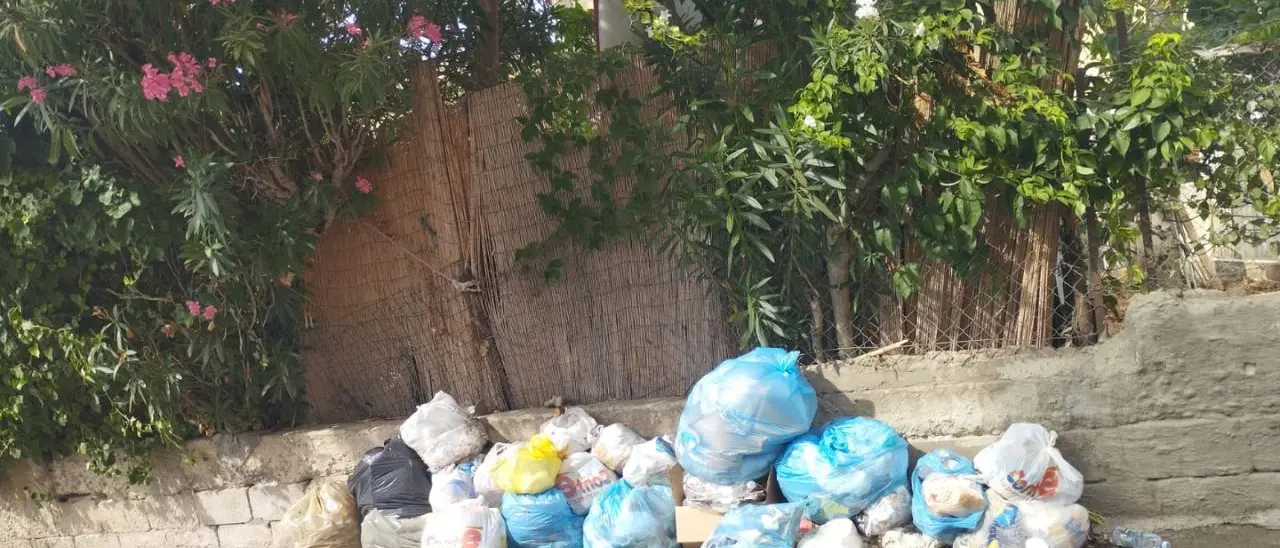 Rifiuti abbandonati in strada a Tropea, l'ex consigliere Piserà scrive ai commissari: «Intensificare i controlli»