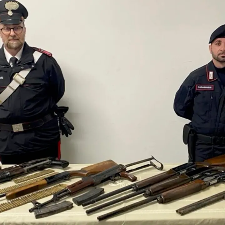 Armi da guerra e munizioni trovate in un terreno nel Reggino