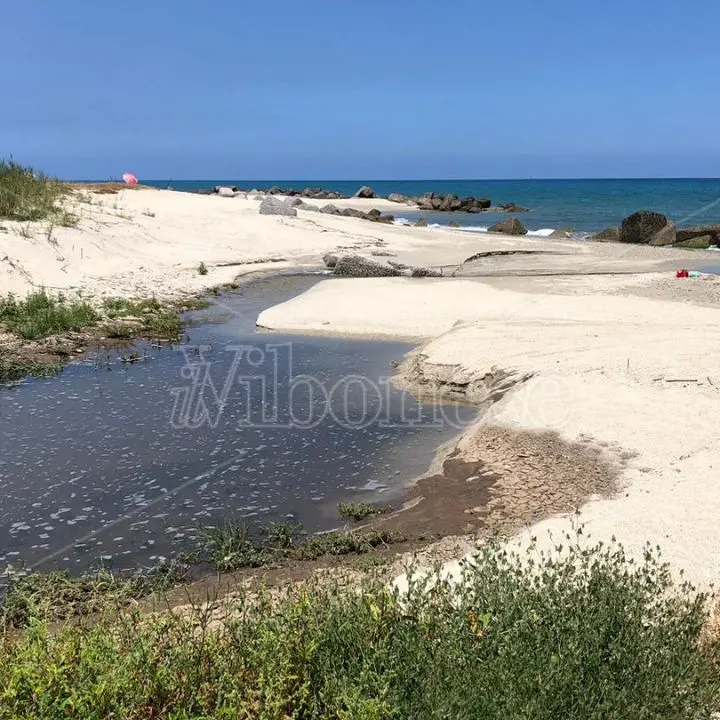 Fogna nel mare di Bivona, si brancola nel buio: «Al depuratore Silica è tutto in ordine, non sappiamo cosa sia successo»