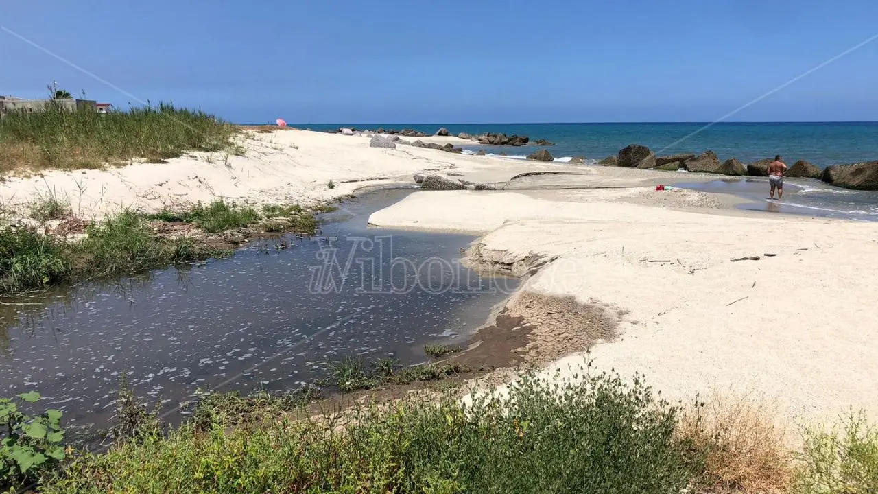 Fogna nel mare di Bivona, si brancola nel buio: «Al depuratore Silica è tutto in ordine, non sappiamo cosa sia successo»