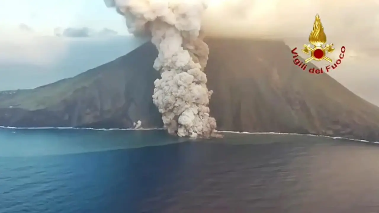 Eruzione a Stromboli, vietato l’approdo di navi turistiche. Allertata anche la Prefettura di Vibo per possibili emergenze