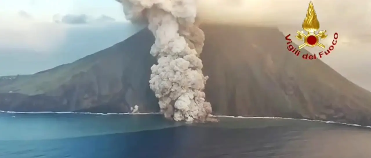 Eruzione a Stromboli, vietato l’approdo di navi turistiche. Allertata anche la Prefettura di Vibo per possibili emergenze