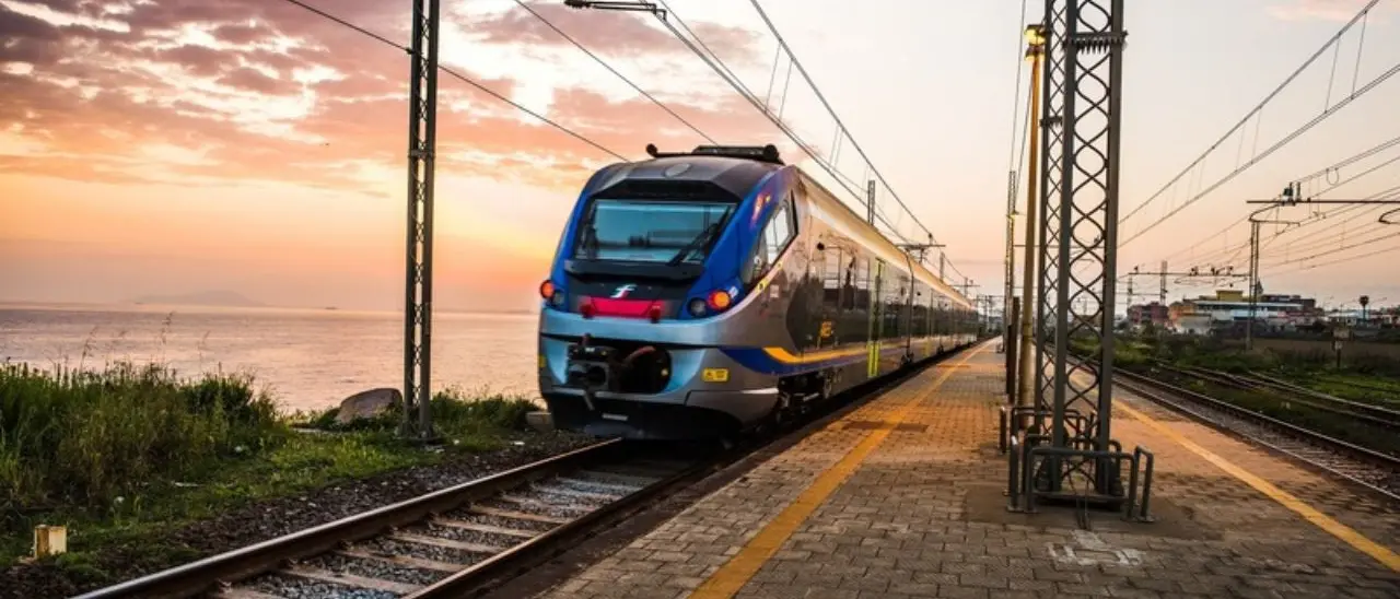 Giovane travolto e ucciso da un treno nel Salernitano, disagi per i treni da o per la Calabria