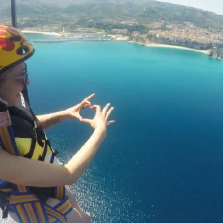 In volo sulla Costa degli dei, il Vibonese incanta gli amanti del parapendio e del parasailing