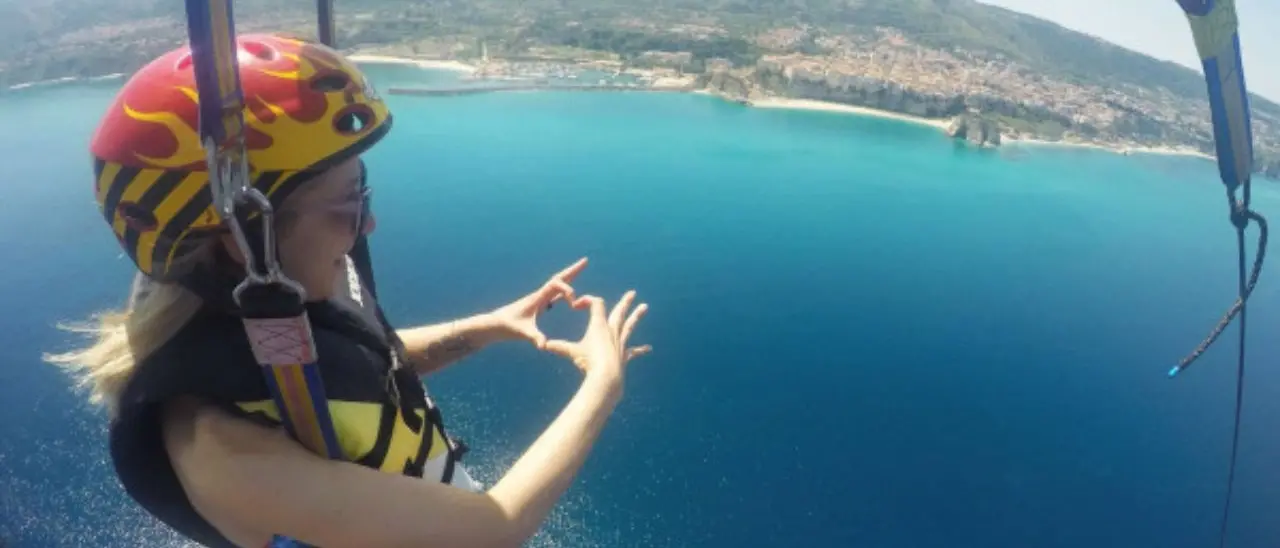 In volo sulla Costa degli dei, il Vibonese incanta gli amanti del parapendio e del parasailing