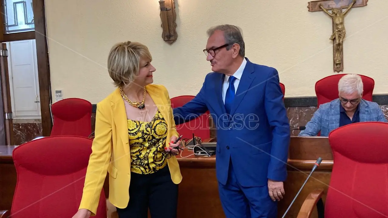 Vibo, passaggio di consegne tra Limardo e il neo sindaco Romeo: «Ora ti potrai riposare». La nuova giunta entro il 18 luglio - VIDEO