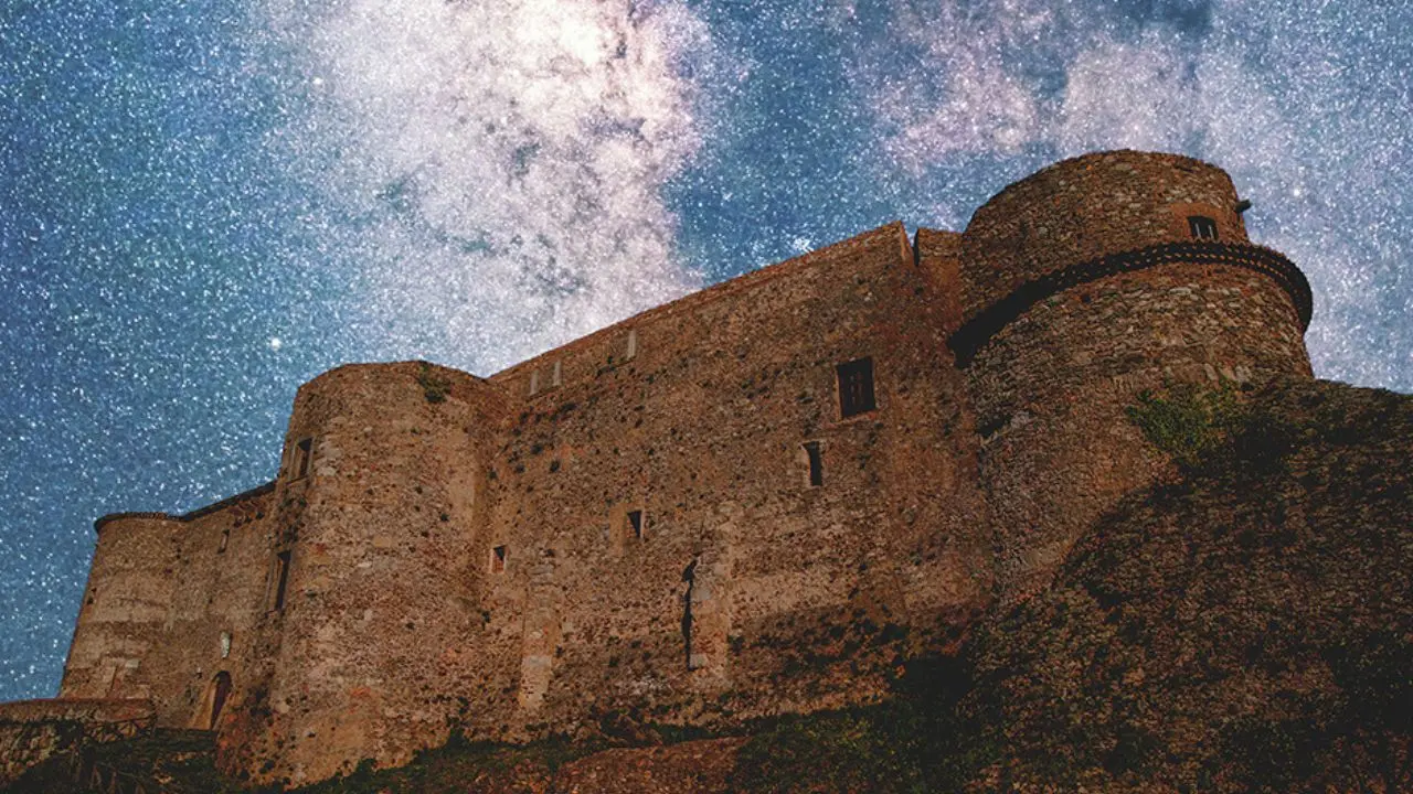 Notte magica al Castello di Vibo: col naso all'insù a guardare le stelle insieme al Fai