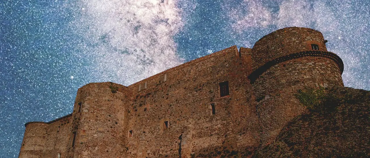 Notte magica al Castello di Vibo: col naso all'insù a guardare le stelle insieme al Fai