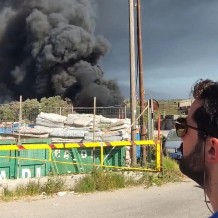 Rogo di rifiuti plastici nella Piana, incendio ancora non domato e la nube tossica fa paura: «Non uscite o fatelo con le mascherine»