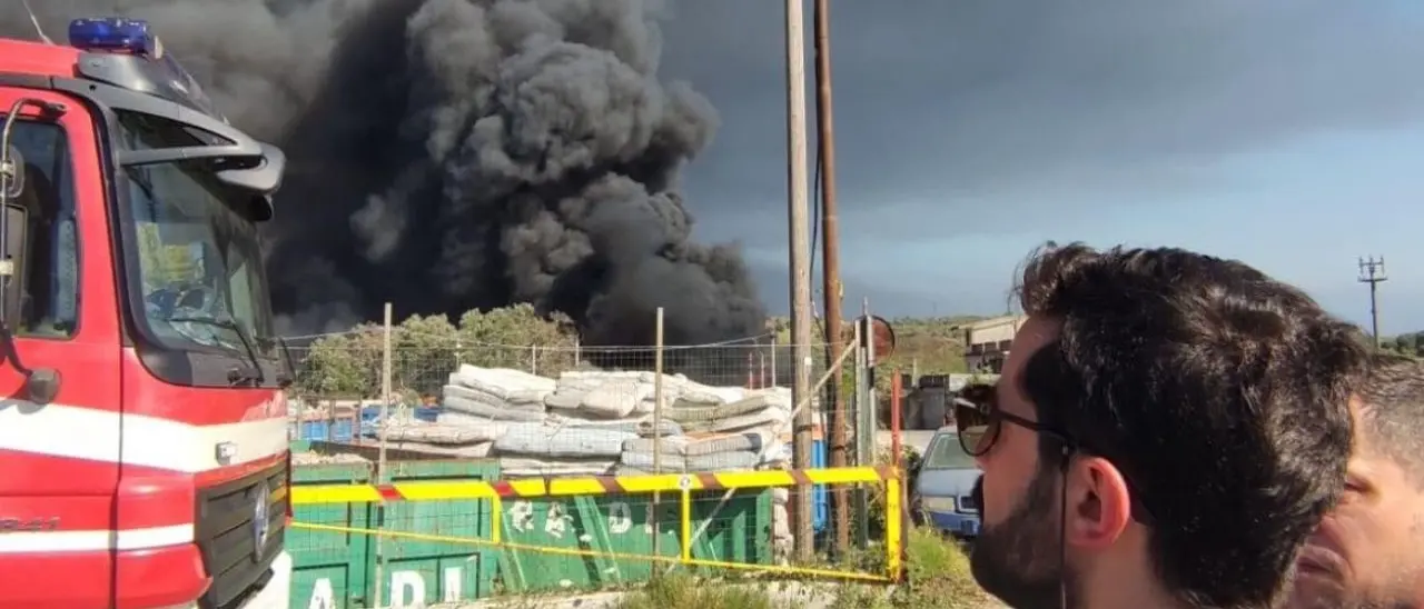 Rogo di rifiuti plastici nella Piana, incendio ancora non domato e la nube tossica fa paura: «Non uscite o fatelo con le mascherine»