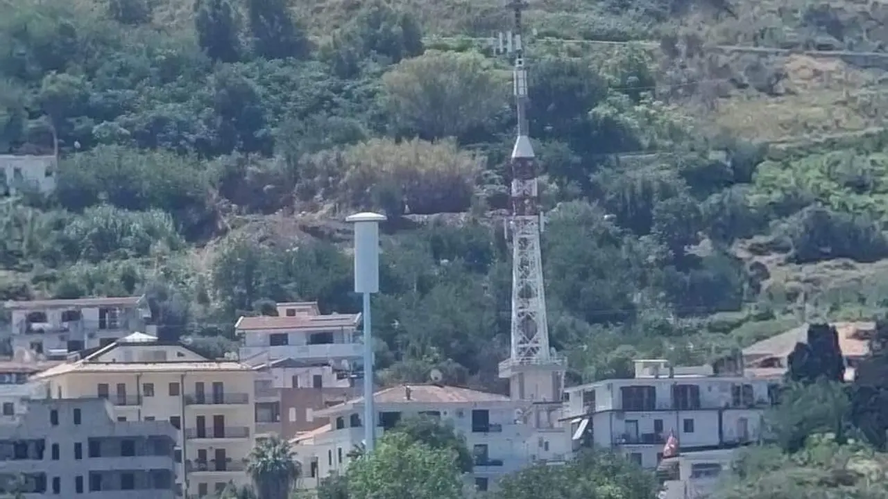 Tropea, il Comitato civico No-antenna e l'ex consigliere Piserà pronti alla battaglia legale per far rimuovere il pennone dal quartiere Annunziata