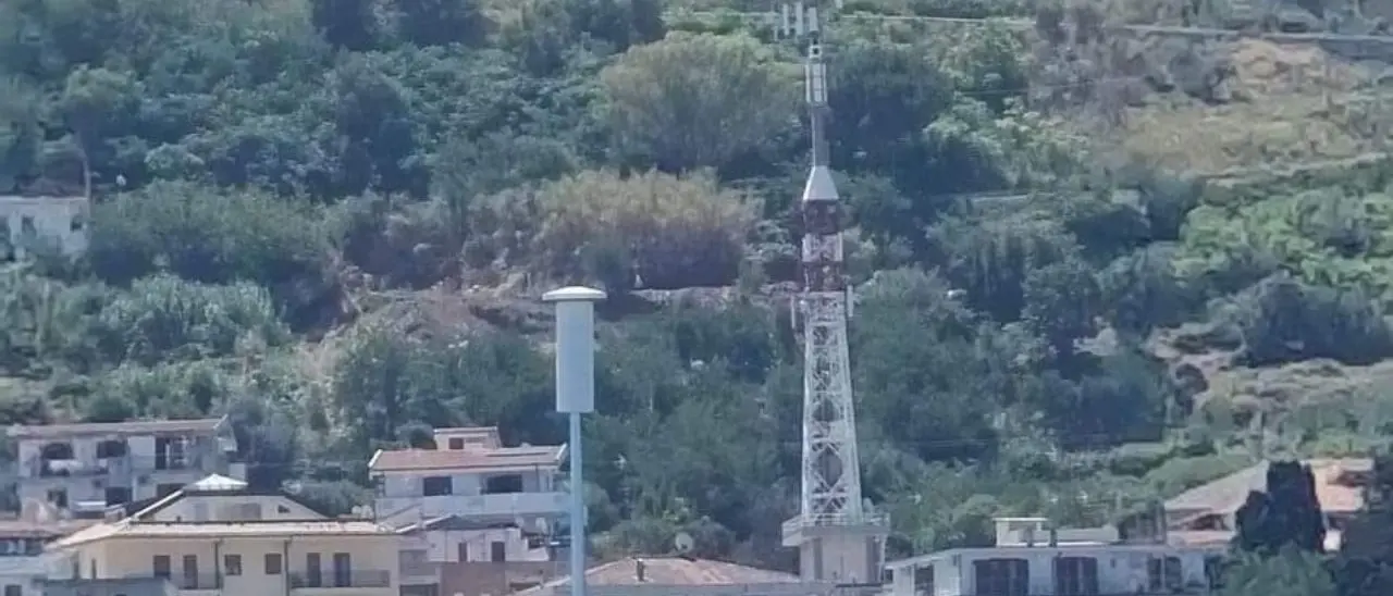 Tropea, il Comitato civico No-antenna e l'ex consigliere Piserà pronti alla battaglia legale per far rimuovere il pennone dal quartiere Annunziata