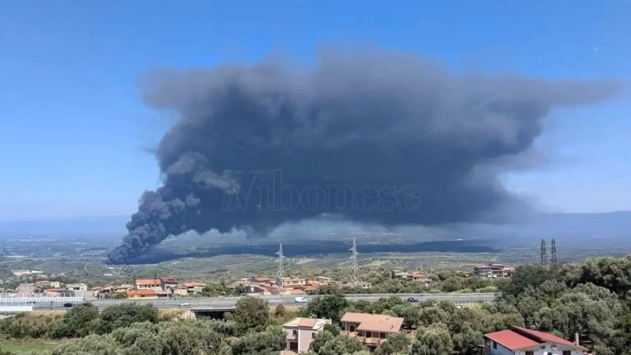 Nube tossica a Palmi, si incendia un deposito di rifiuti plastici e minaccia tutta la Piana. I Comuni: «Chiudetevi in casa» - FOTO e VIDEO