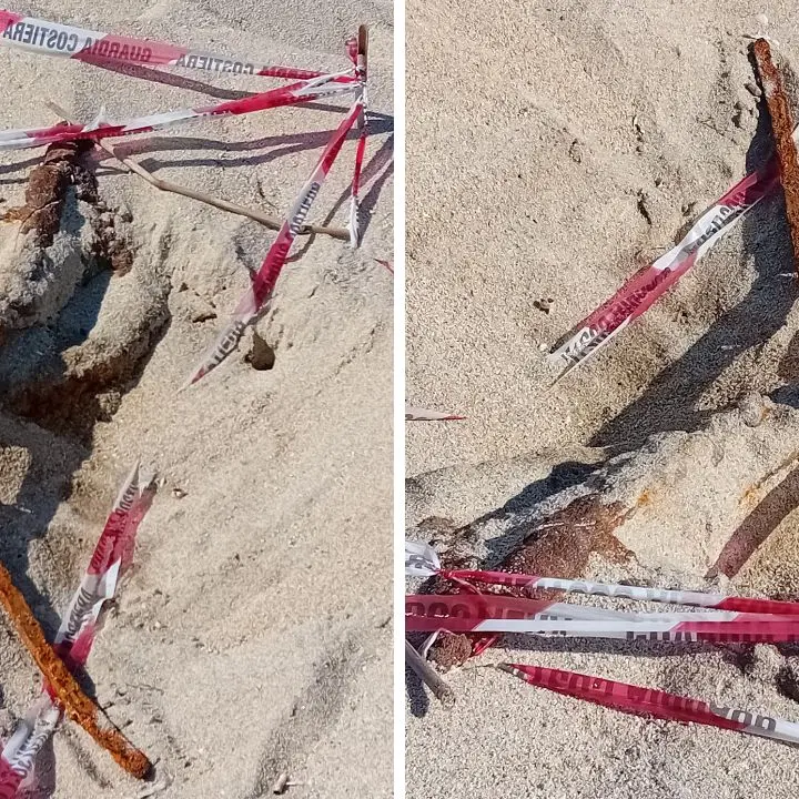 Detriti rugginosi semisommersi sulla spiaggia di Bivona, Patania: «Un pericolo costante per i bagnanti»