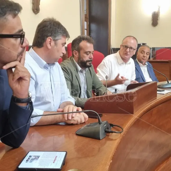 Autonomia differenziata, l’opposizione regionale serra le file a Vibo: «Occhiuto dica da che parte sta, sostenga l'abrogazione» - VIDEO