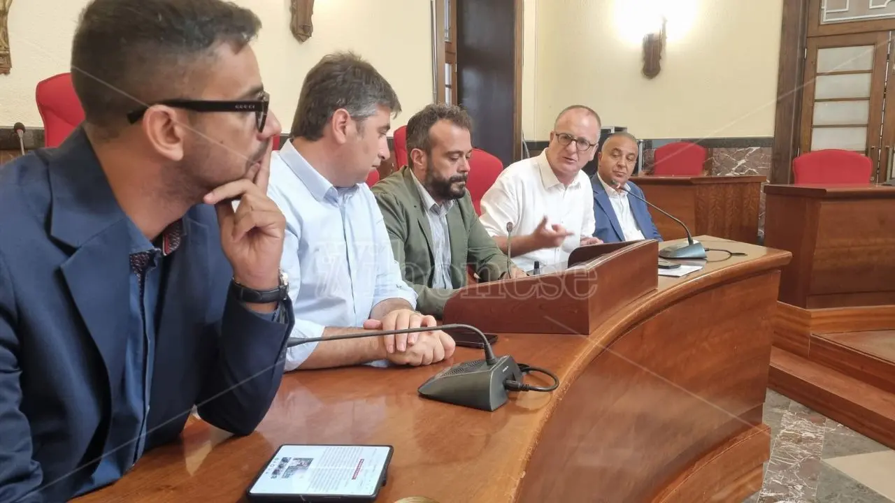 Autonomia differenziata, l’opposizione regionale serra le file a Vibo: «Occhiuto dica da che parte sta, sostenga l'abrogazione» - VIDEO