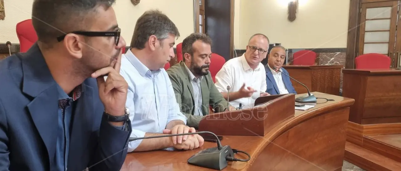 Autonomia differenziata, l’opposizione regionale serra le file a Vibo: «Occhiuto dica da che parte sta, sostenga l'abrogazione» - VIDEO