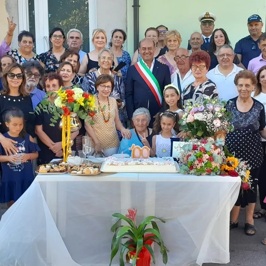 Mileto, festa grande in piazza Badia per i 100 anni di nonna Natuzza