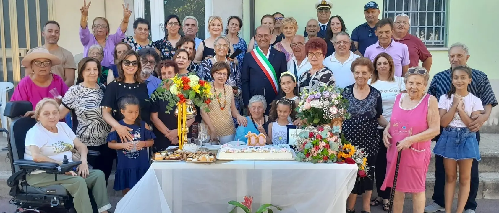 Mileto, festa grande in piazza Badia per i 100 anni di nonna Natuzza