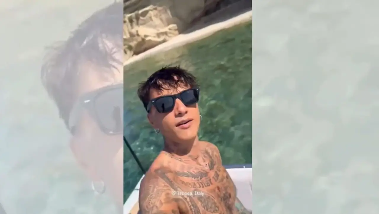 Ultimo arriva a Tropea e canta la sua \"Altrove\" in mare con i fan - Video