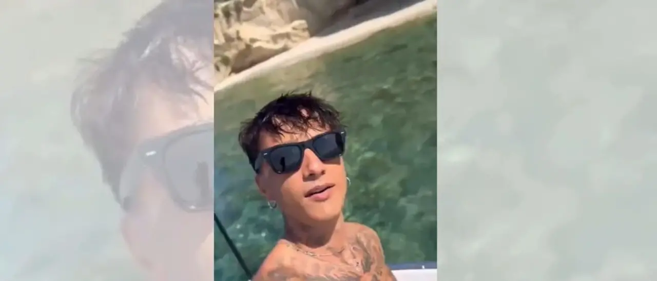 Ultimo arriva a Tropea e canta la sua \"Altrove\" in mare con i fan - Video