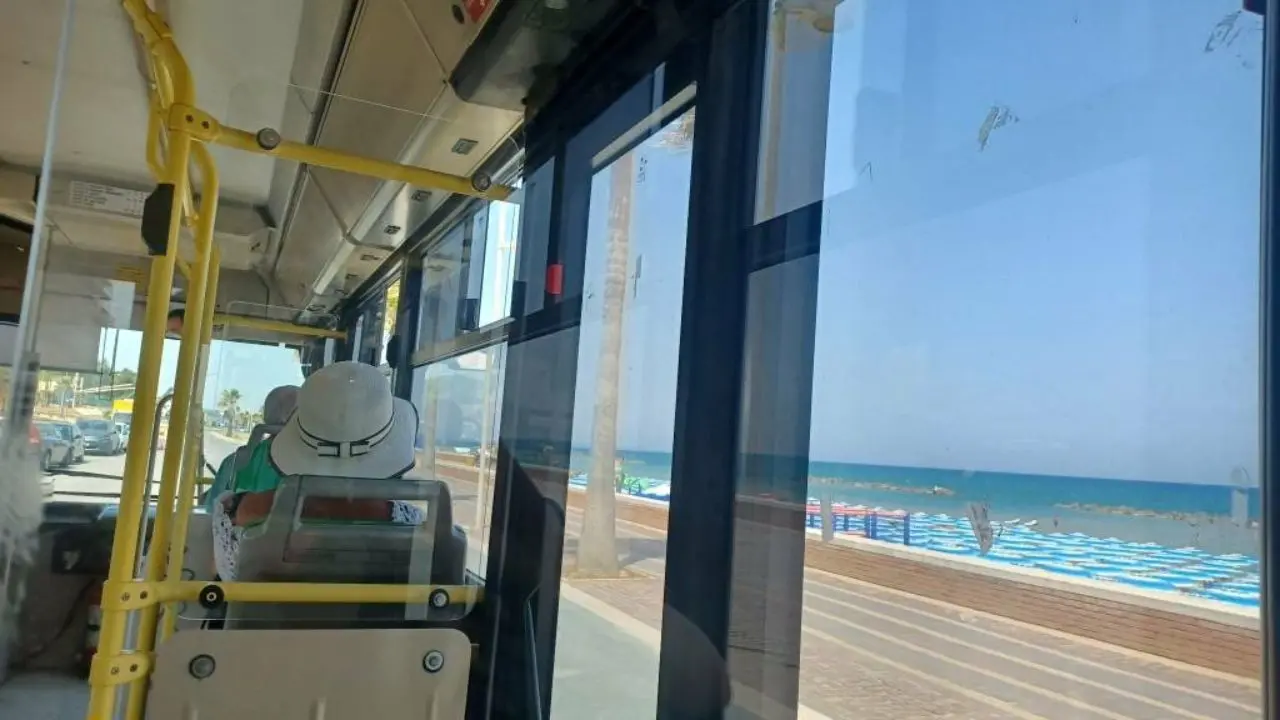 Tropea, il Comune ha attivato il servizio navetta che collega il centro città con le spiagge. Ecco i costi, percorsi e orari