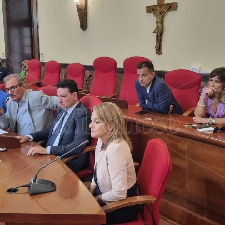 Vibo, Romeo presenta la sua giunta: «Esecutivo politico di “assessori operai”». Ma al Bilancio andrà un tecnico: «Non possiamo sgarrare» - VIDEO