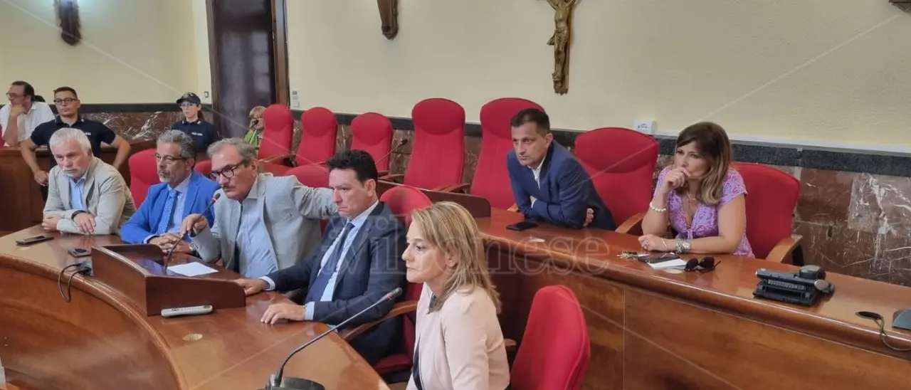 Vibo, Romeo presenta la sua giunta: «Esecutivo politico di “assessori operai”». Ma al Bilancio andrà un tecnico: «Non possiamo sgarrare» - VIDEO