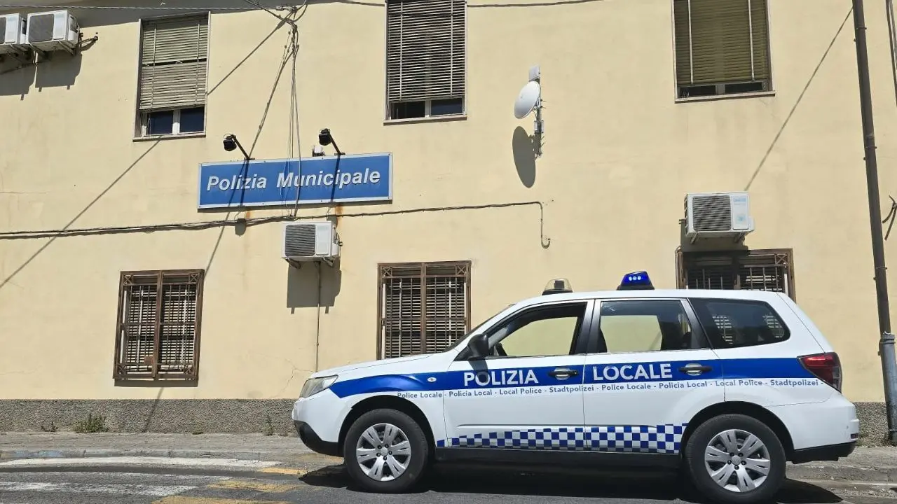 Vibo, chiuso per irregolarità edilizie il Bubbles bar di piazza Diaz: revocati anche i permessi per i tavolini all'aperto