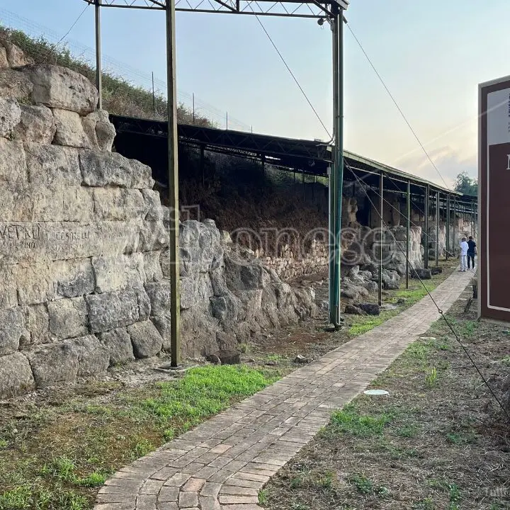 Hipponion rinasce, tra le antiche mura greche con il direttore del museo di Vibo: «Vi racconto la grandezza di questo luogo» - Video