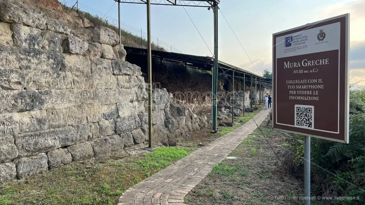 Hipponion rinasce, tra le antiche mura greche con il direttore del museo di Vibo: «Vi racconto la grandezza di questo luogo» - Video
