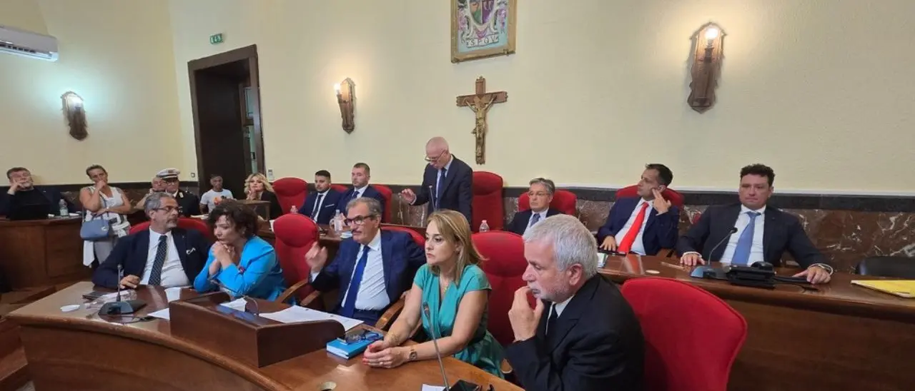 Vibo, Consiglio comunale fiume di oltre 6 ore: nominati i capigruppo e illustrato il programma del sindaco Romeo