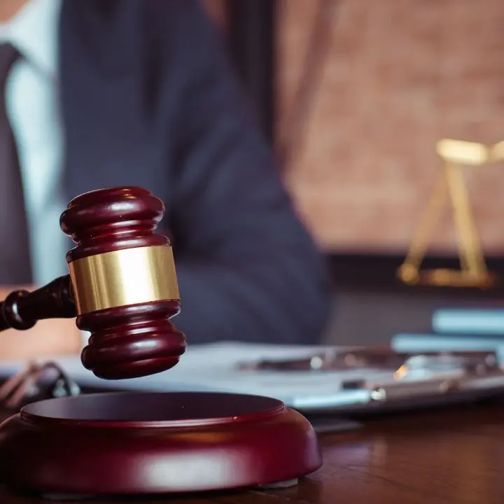 Truffa il cliente e anche lo Stato, condannato un avvocato calabrese