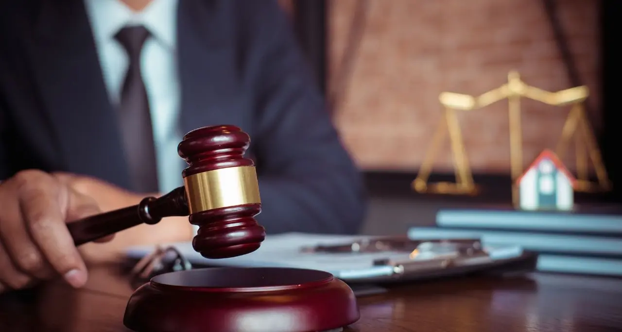 Truffa il cliente e anche lo Stato, condannato un avvocato calabrese