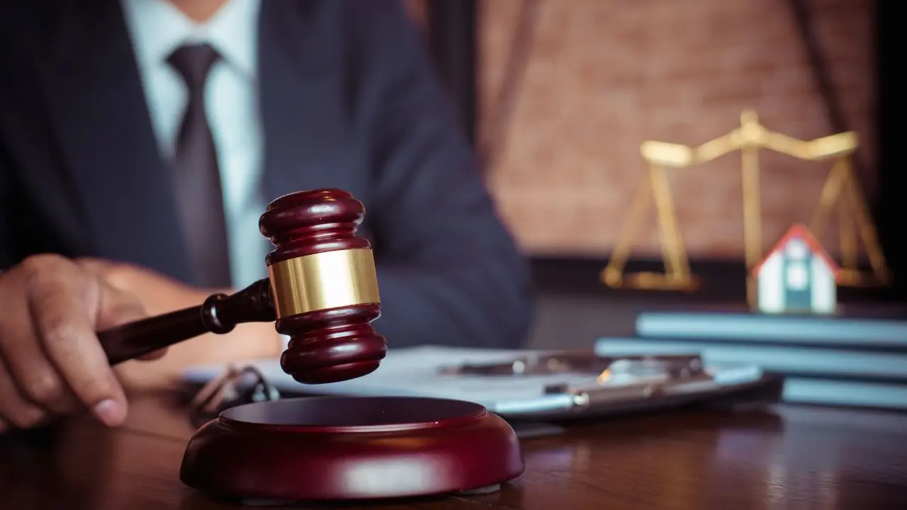 Truffa il cliente e anche lo Stato, condannato un avvocato calabrese