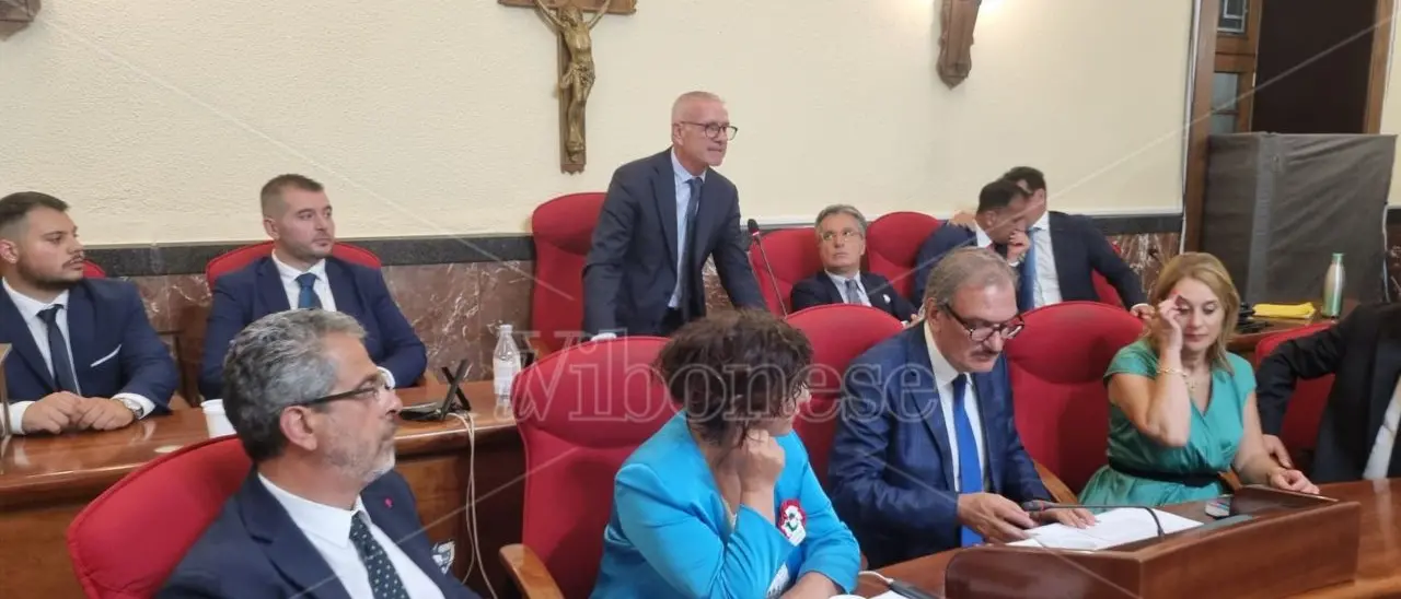 Vibo, 4 tentativi per eleggere il presidente del Consiglio comunale ma la maggioranza sorride per l’opposizione poco compatta -VIDEO