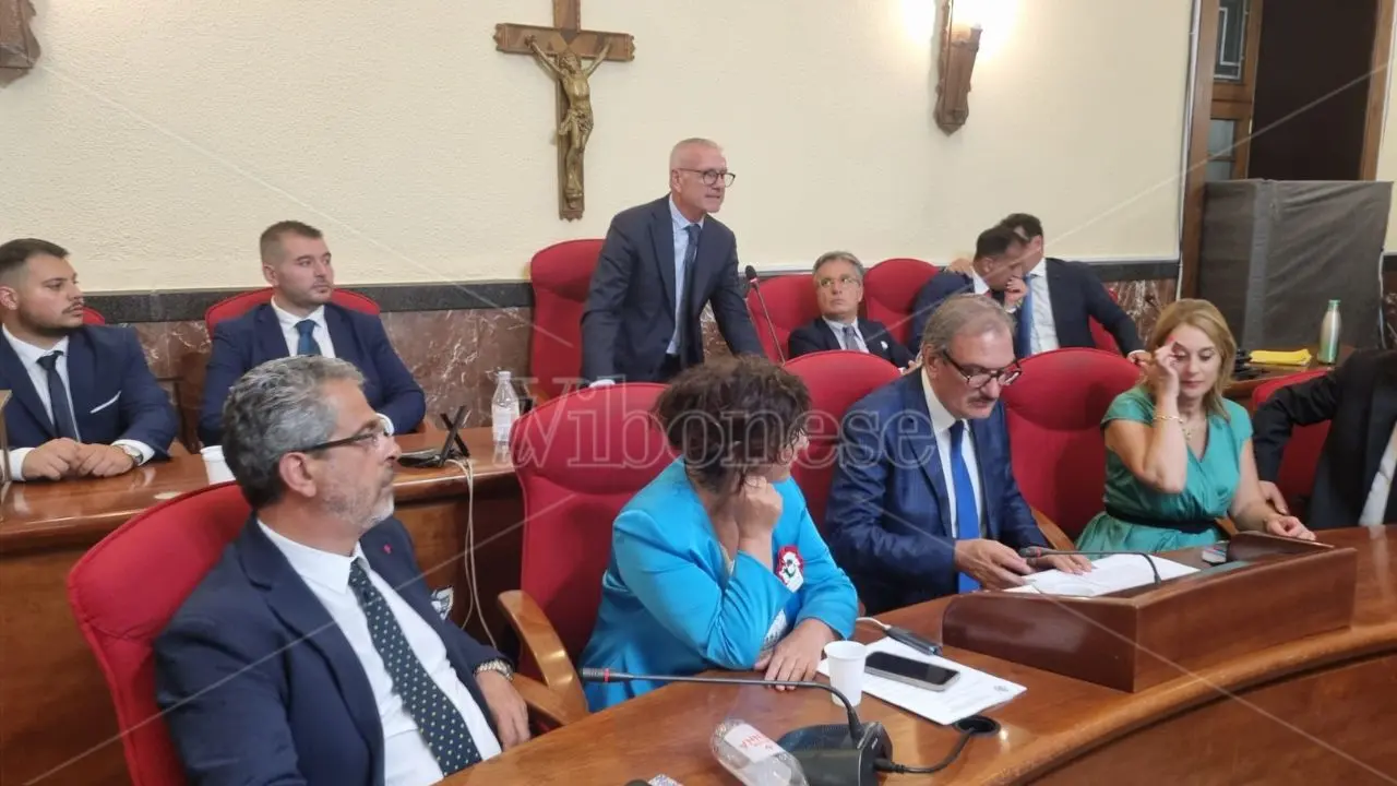 <p>Il presidente Iannello (in piedi) mentre apre i lavori del Consiglio comunale di Vibo</p>\\n