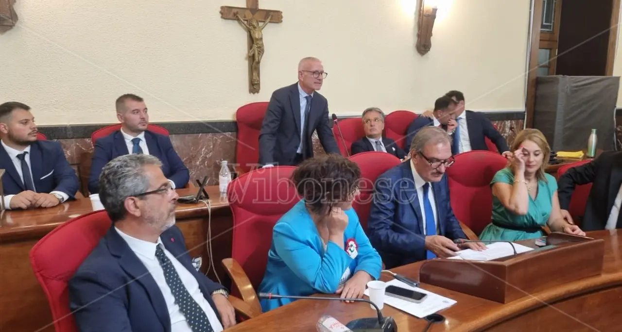 Colpi di pistola contro l'auto del presidente del Consiglio comunale di Vibo