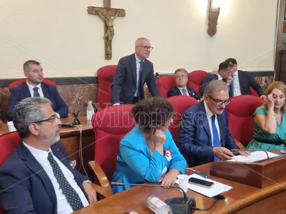 Vibo, colpi d’arma da fuoco contro l’auto del presidente del Consiglio comunale Antonio Iannello mentre è a bordo