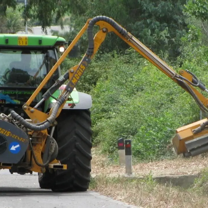 Tropea, al via le operazioni di sfalcio erba a bordo strada: chiusa al traffico la strada provinciale in prossimità della galleria
