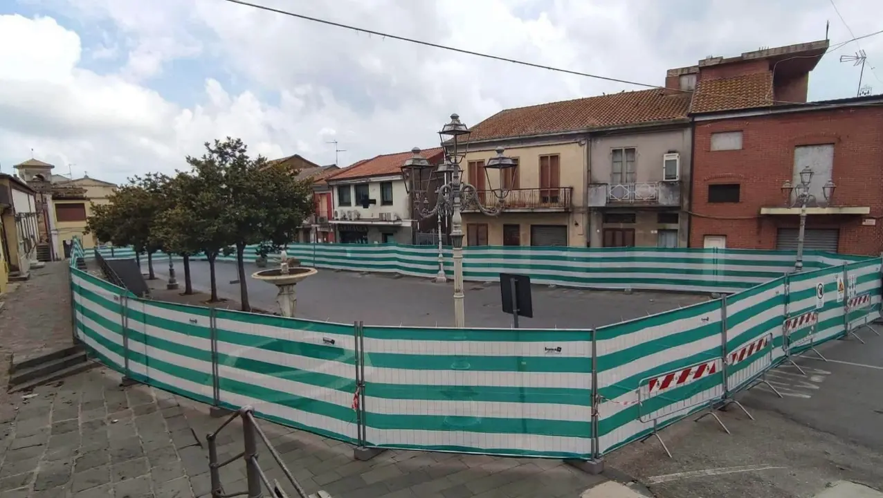 Sant'Onofrio, l'opposizione critica: «Nel cuore dell'estate Piazza chiusa e cantieri fermi»