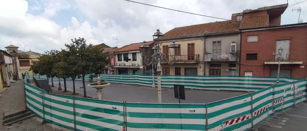 Sant'Onofrio, l'opposizione critica: «Nel cuore dell'estate Piazza chiusa e cantieri fermi»