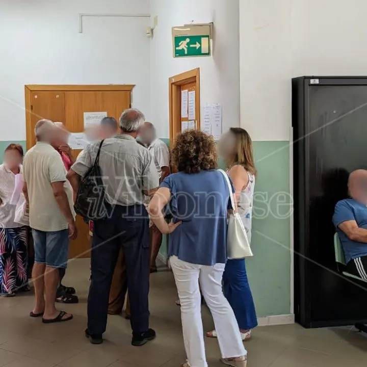 Tropea, in fila da 4 ore per il cambio del medico di base: decine di utenti fiaccati dal caldo e dall'attesa negli uffici dell'Asp
