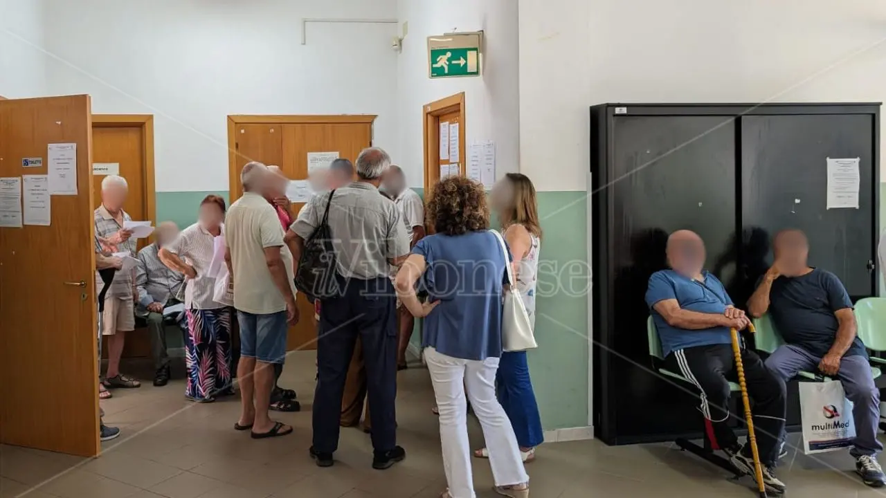 Tropea, in fila da 4 ore per il cambio del medico di base: decine di utenti fiaccati dal caldo e dall'attesa negli uffici dell'Asp