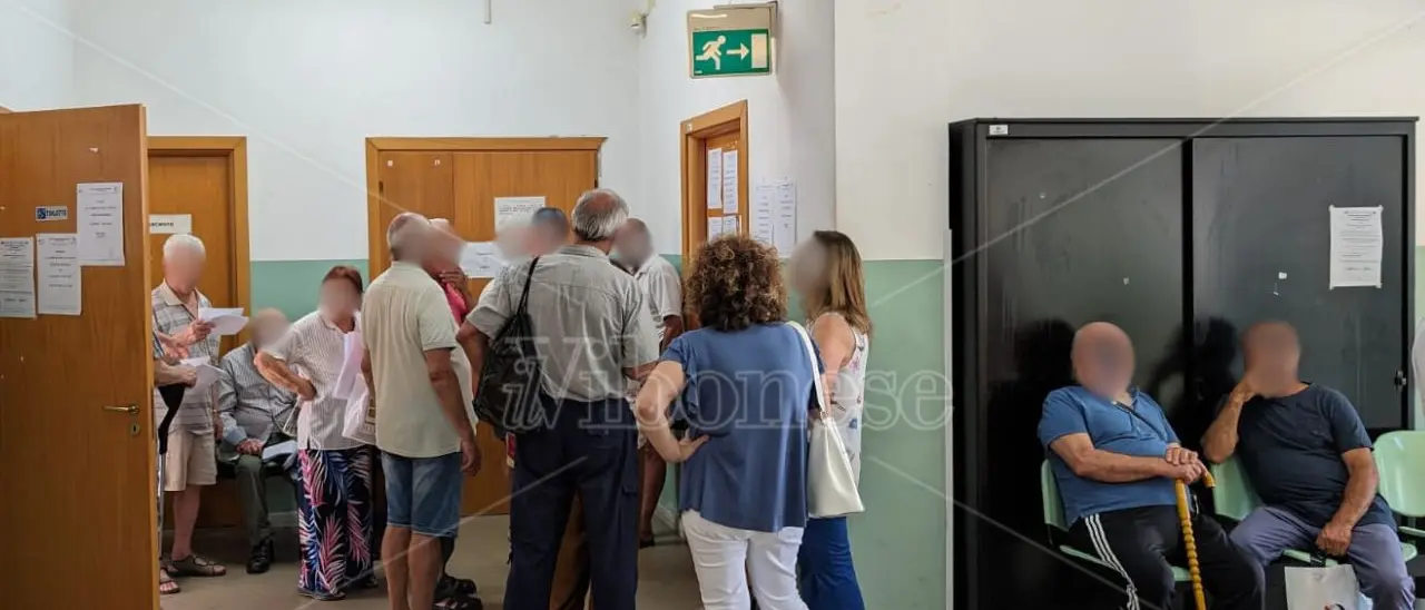 Tropea, in fila da 4 ore per il cambio del medico di base: decine di utenti fiaccati dal caldo e dall'attesa negli uffici dell'Asp