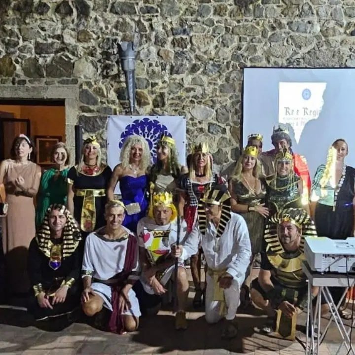 Un castello pieno di re e regine: successo per la serata danzante di beneficenza organizzata a Pizzo da MàMé For You