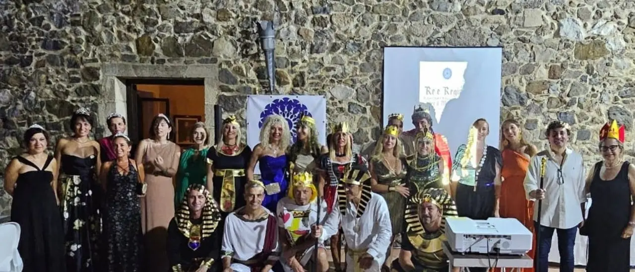 Un castello pieno di re e regine: successo per la serata danzante di beneficenza organizzata a Pizzo da MàMé For You
